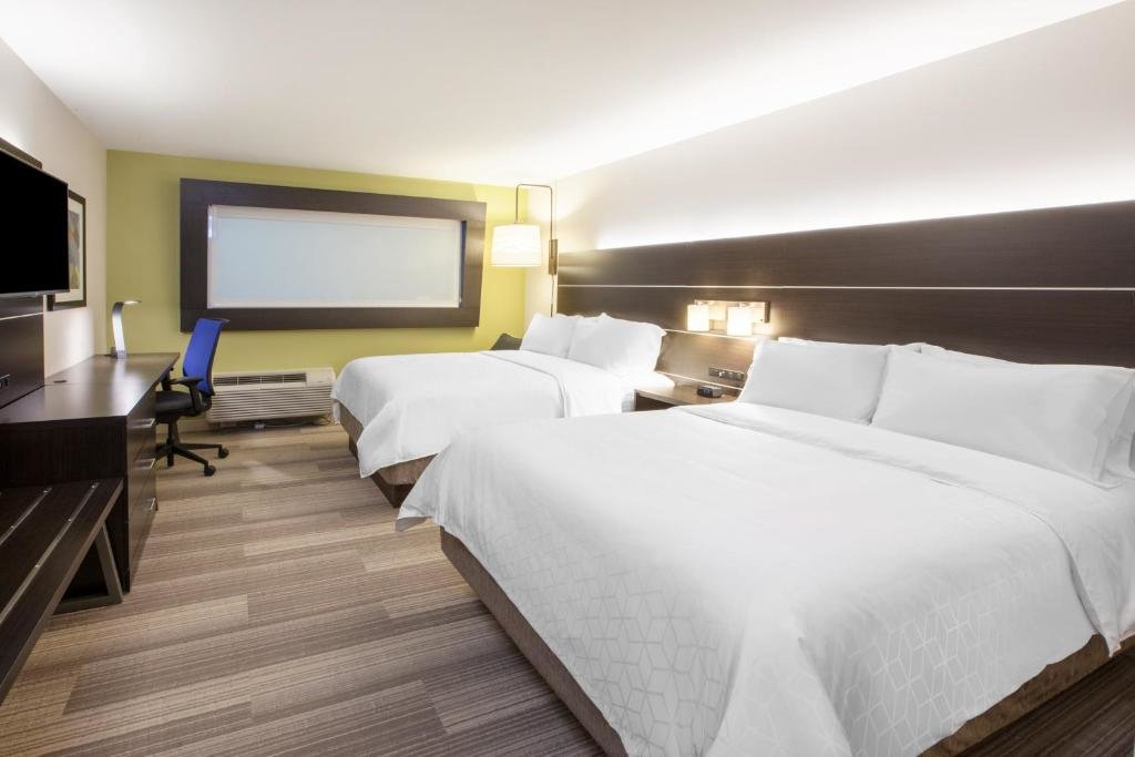 Двухместный номер Standard Holiday Inn Express Hotel & Suites NORTH FREMONT, an IHG Hotel