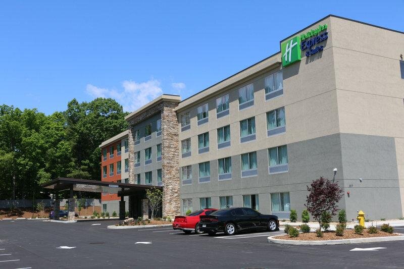 Кровать в общем номере Holiday Inn Express & Suites - Hendersonville SE - Flat Rock, an IHG Hotel