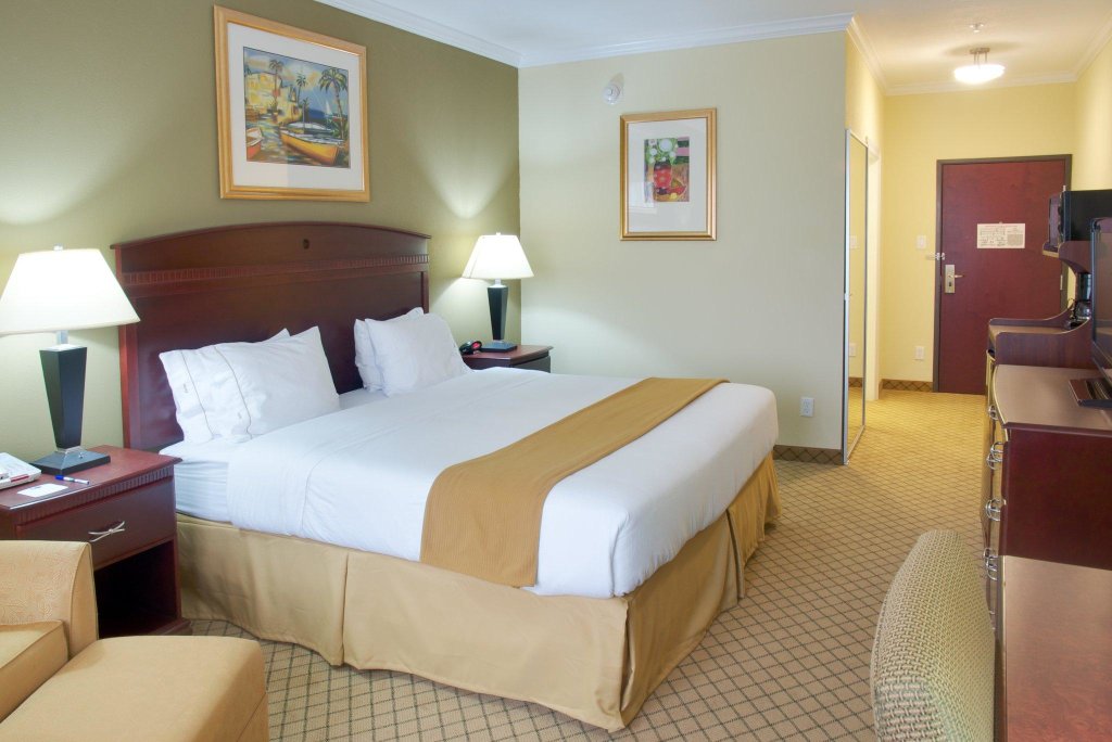 Номер Standard Holiday Inn Express Hotel & Suites Winnie, an IHG Hotel