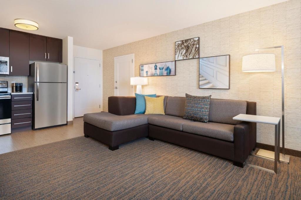 Suite 1 dormitorio con vista al lago Residence Inn by Marriott Boston Bridgewater