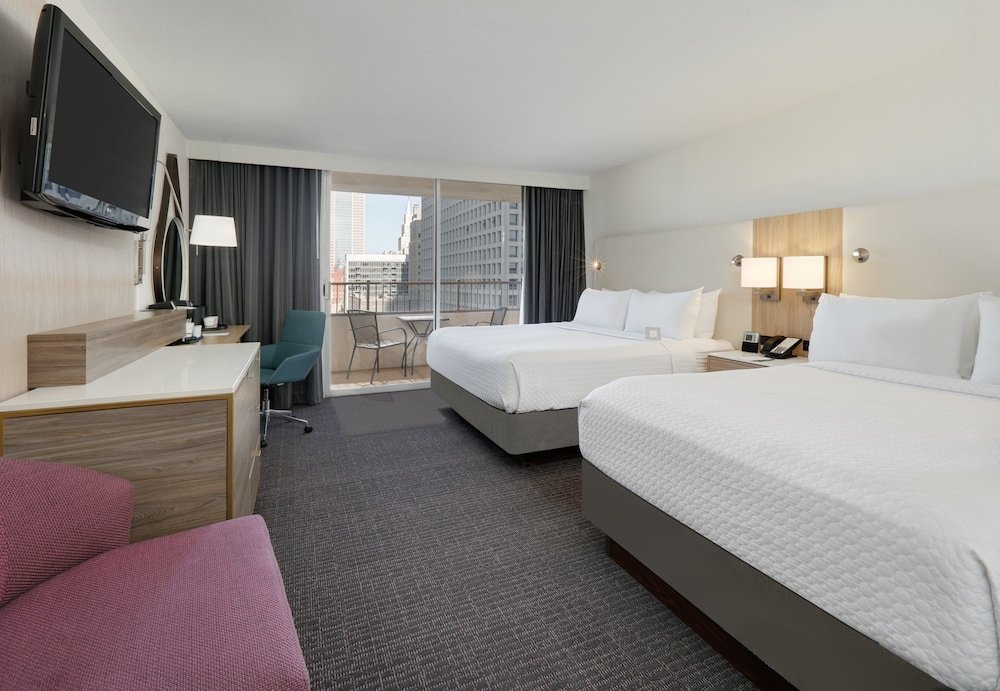 Четырёхместный номер Premium с балконом Crowne Plaza Hotel Dallas Downtown, an IHG Hotel