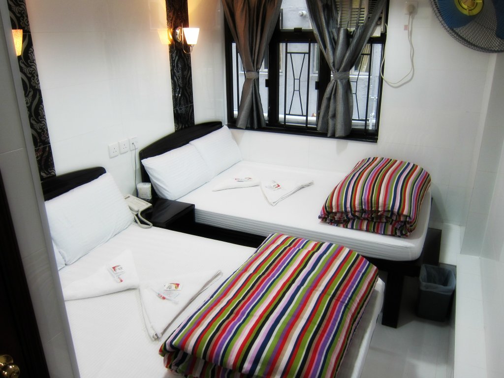 Кровать в общем номере Traveller's Hostel