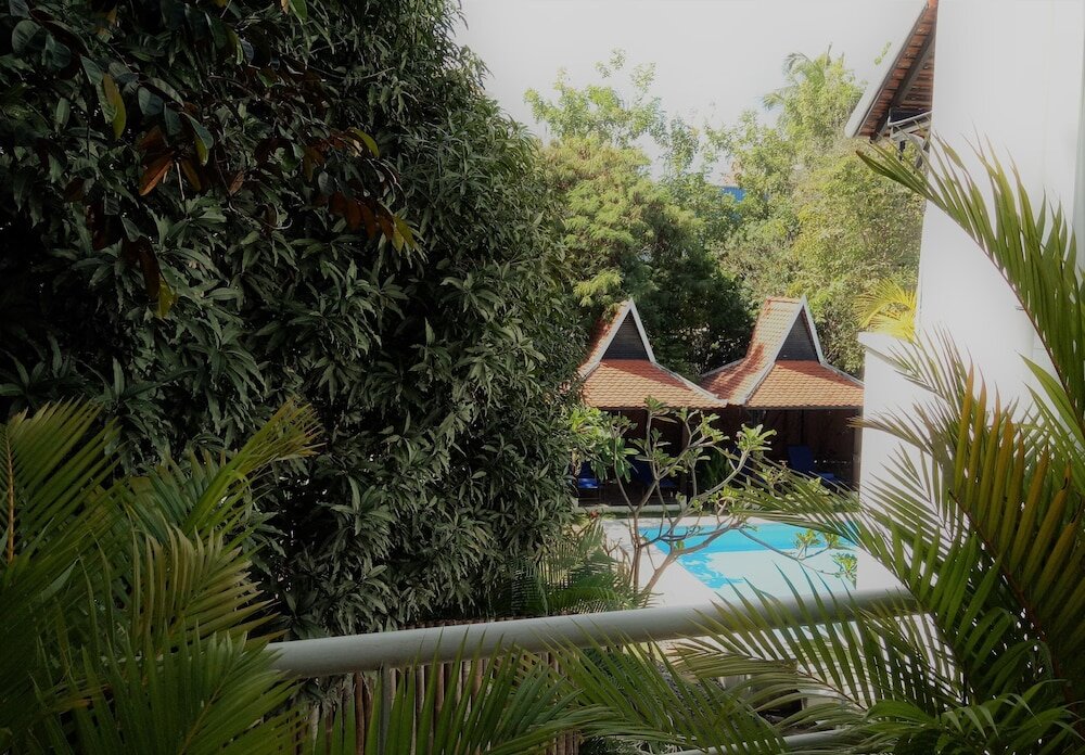 Полулюкс с балконом iRoHa Garden Hotel & Resort