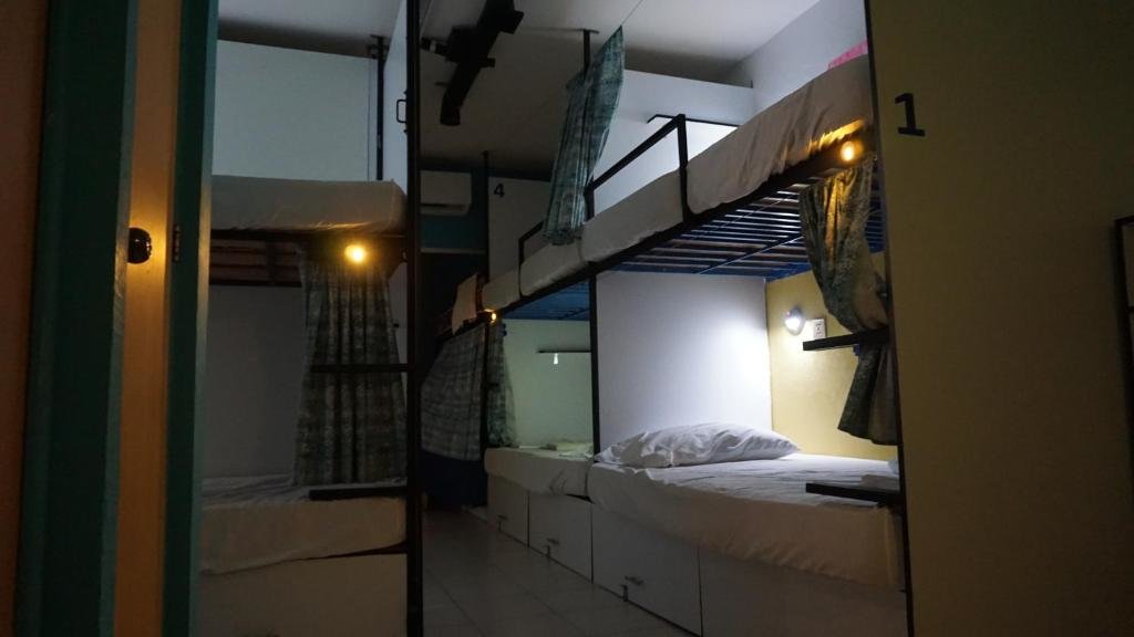 Кровать в общем номере Oyster Hostel