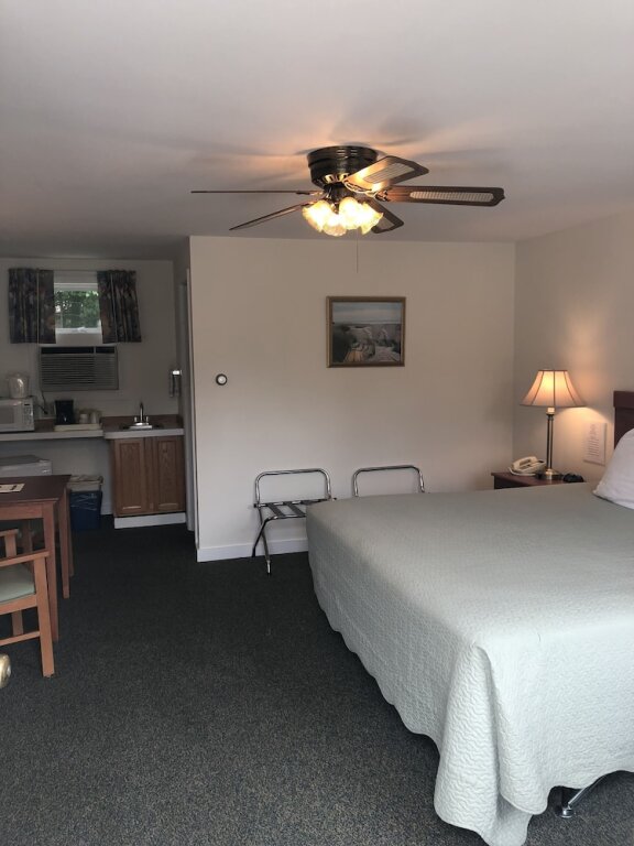 Standard Double basement room Cromwell Harbor Motel