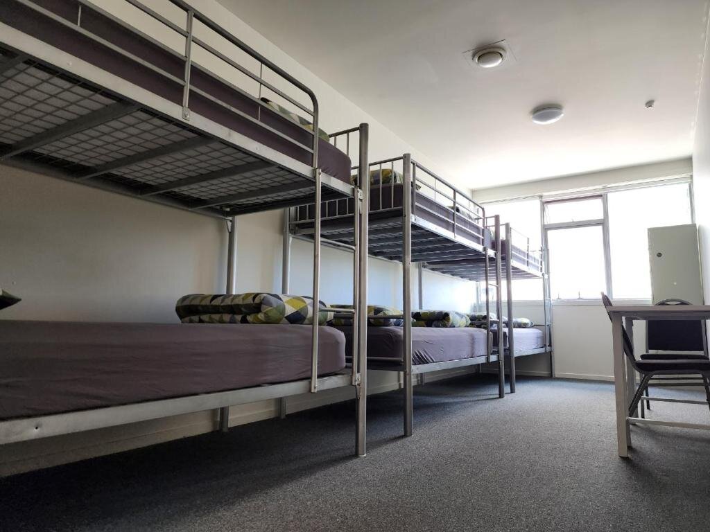 Кровать в общем номере Newton Lodge Auckland