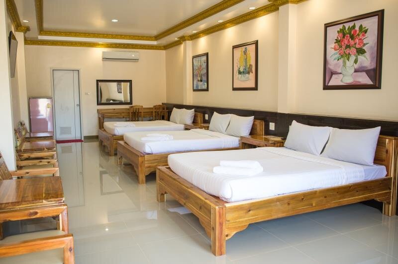Кровать в общем номере Pailin Resort