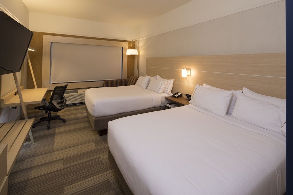 Четырёхместный номер Standard Holiday Inn Express & Suites Monroe, an IHG Hotel