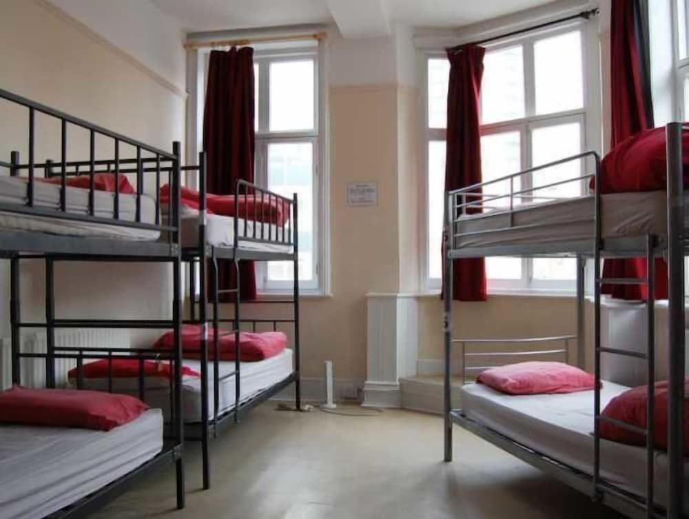 Кровать в общем номере Dover Castle Hostel