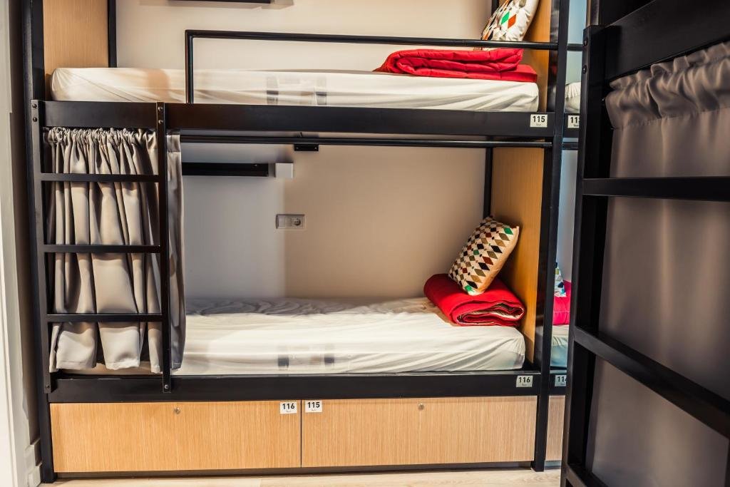 Кровать в общем номере (женский номер) In Barcelos Hostel & Guest House