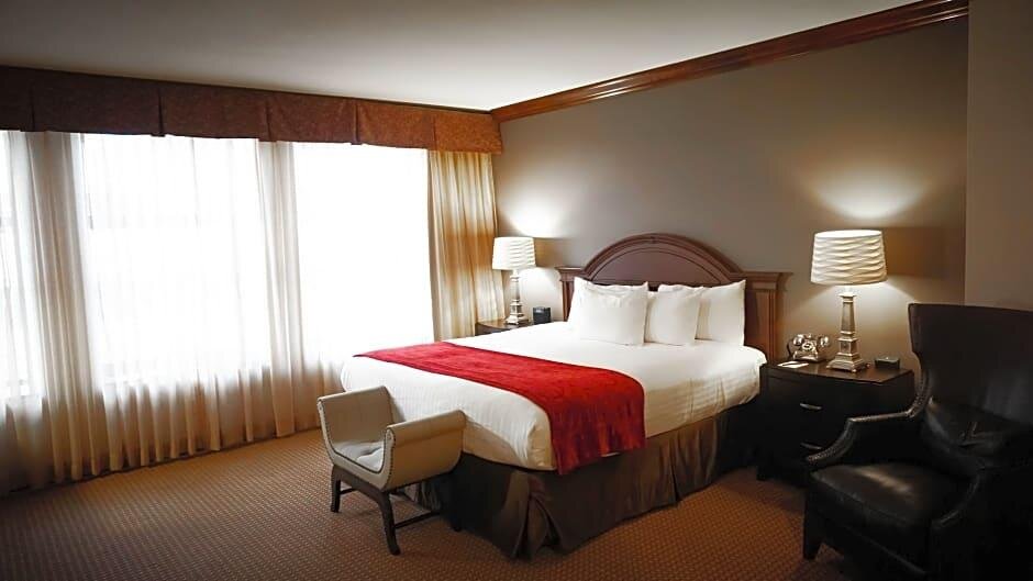 Кровать в общем номере Des Lux Hotel