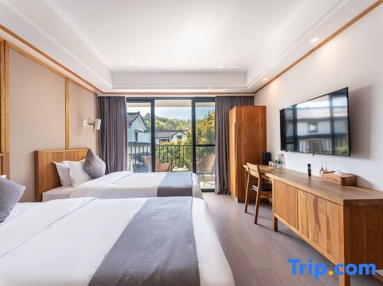 Кровать в общем номере с 2 комнатами с балконом Hangzhou Yueshang Yunshe Boutique Hostel