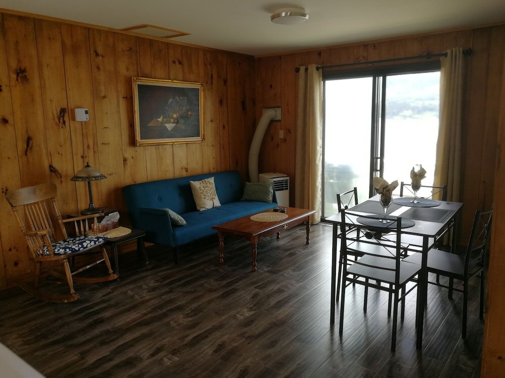 Suite 2 chambres avec balcon Knotty Pine Cottages, Suites & Motel Rooms