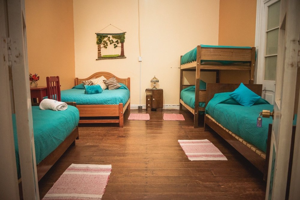 Кровать в общем номере Kom Hostal