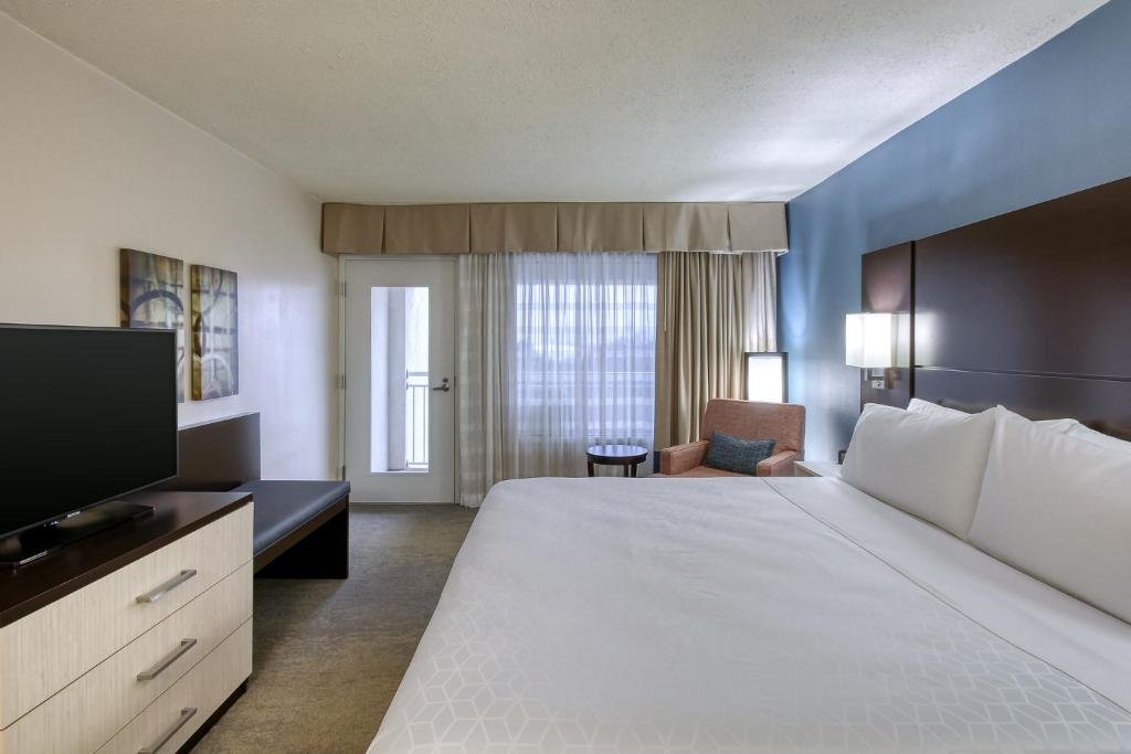 Люкс c 1 комнатой Holiday Inn & Suites Atlanta Airport North, an IHG Hotel
