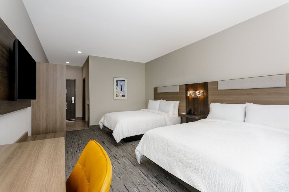 Четырёхместный номер Standard Holiday Inn Express & Suites Tampa Stadium - Airport Area, an IHG Hotel