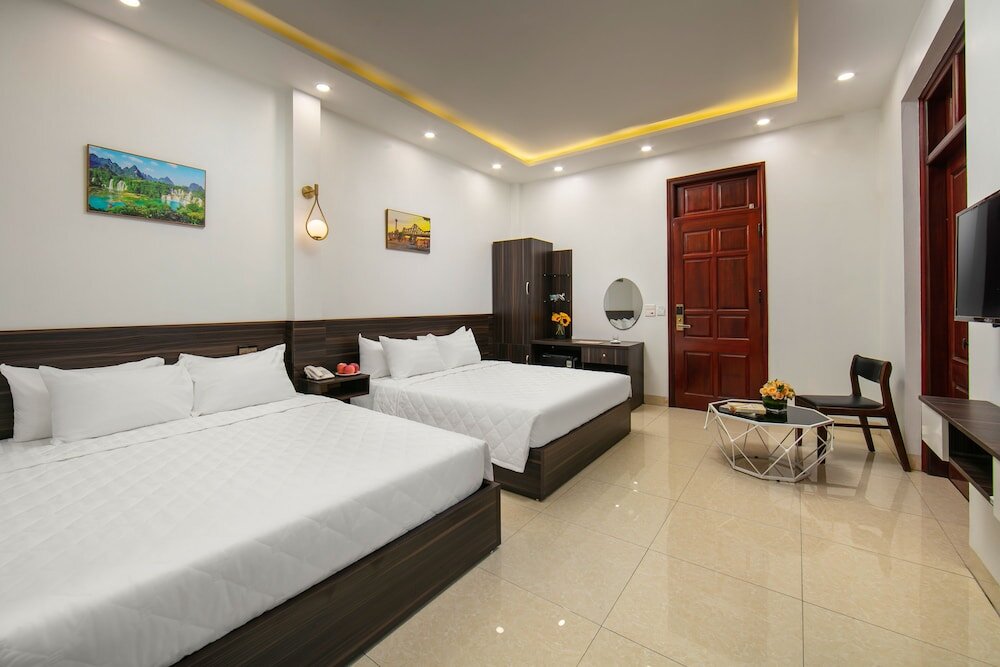 Habitación cuádruple Estándar con balcón y con vista a la ciudad Hanoi Airport Suites Hostel & Travel