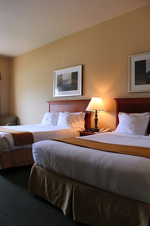 Четырёхместный номер Standard Holiday Inn Express Tehachapi, an IHG Hotel