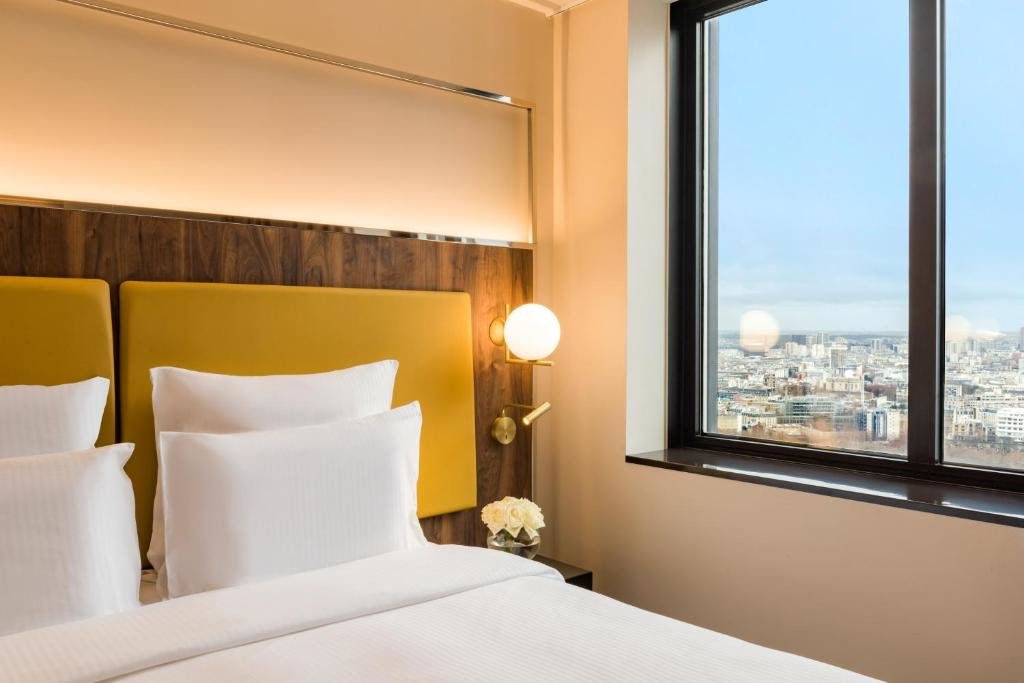 Двухместный номер Deluxe Executive с красивым видом из окна Pullman Paris Montparnasse Hotel