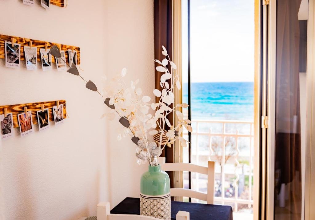 Двухместный номер Comfort с видом на море Hotel et Appartements Reine D'Azur