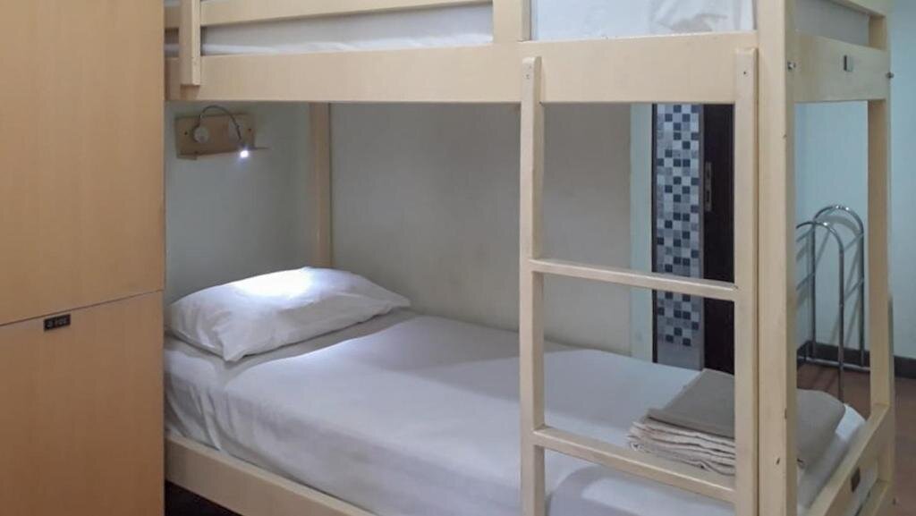 Кровать в общем номере RedDoorz Hostel @ Manado Green Hostel