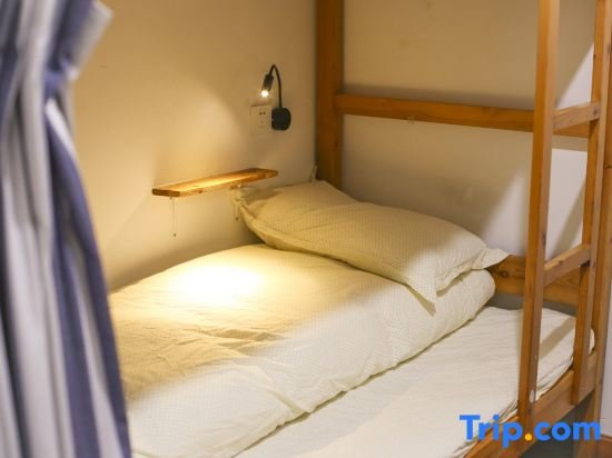Кровать в общем номере (мужской номер) Ma Que Wo Youth Hostel