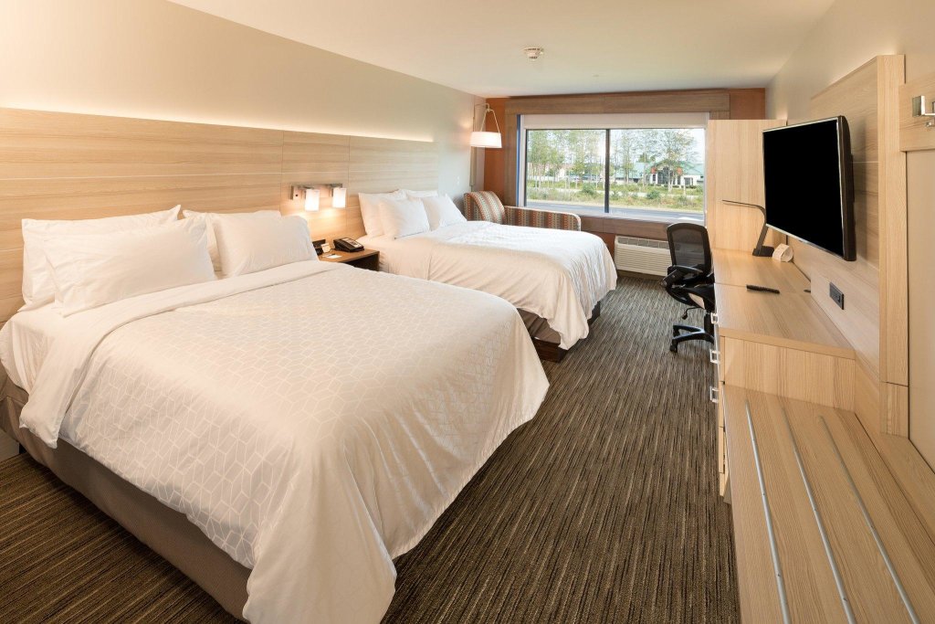 Четырёхместный номер Standard Holiday Inn Express Hotel & Suites Bay City, an IHG Hotel