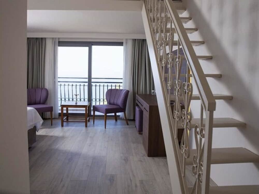 Habitación familiar Estándar con balcón y con vista parcial al mar Neopol Hotel