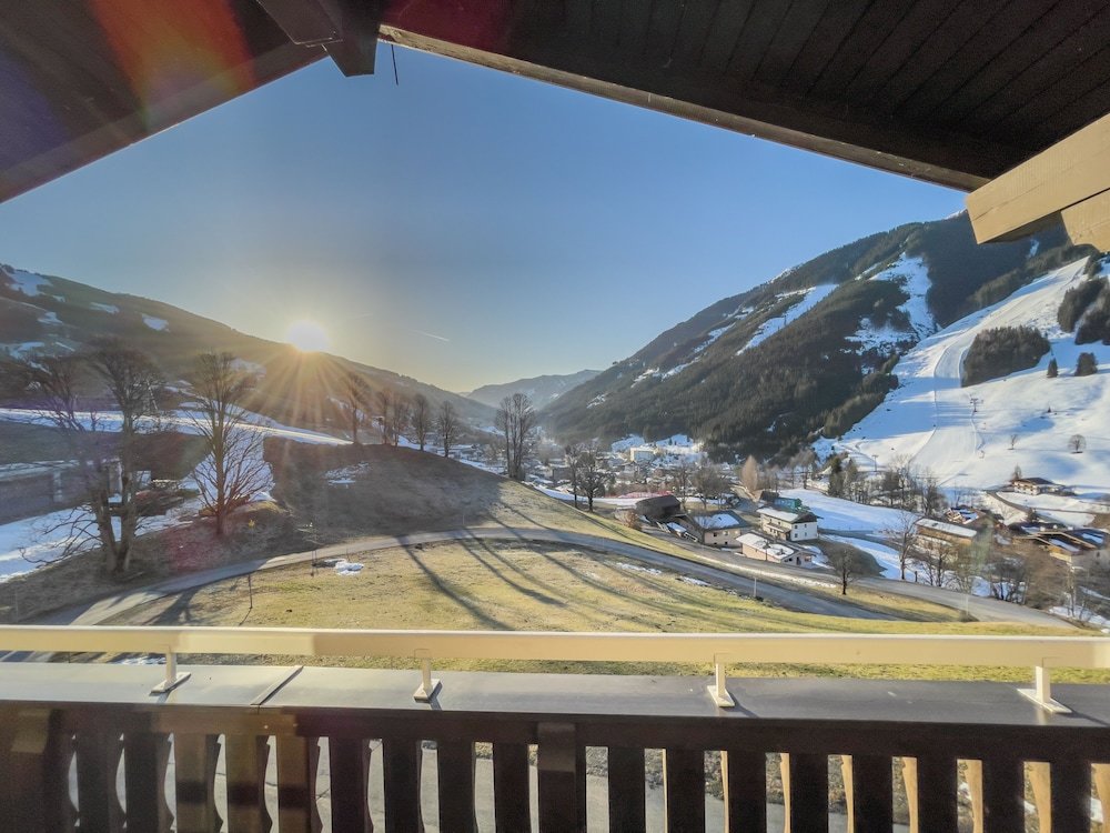 Апартаменты Superior Saalbach Apartments Landhaus Bernkogel - Ski in Ski out