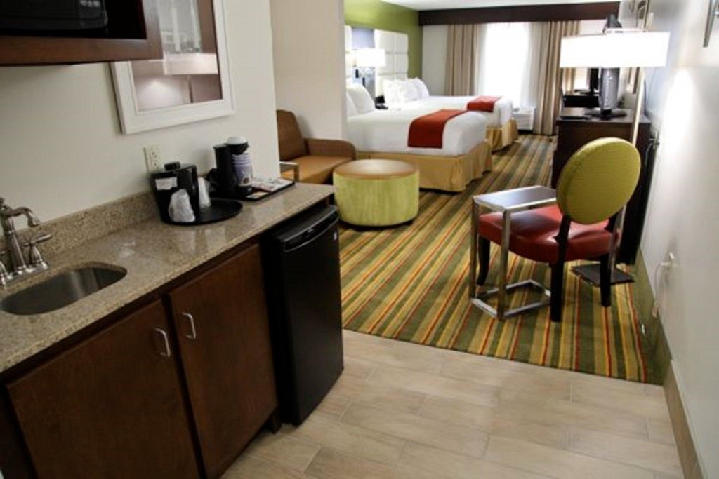 Четырёхместный люкс Holiday Inn Express & Suites - Huntsville Airport, an IHG Hotel