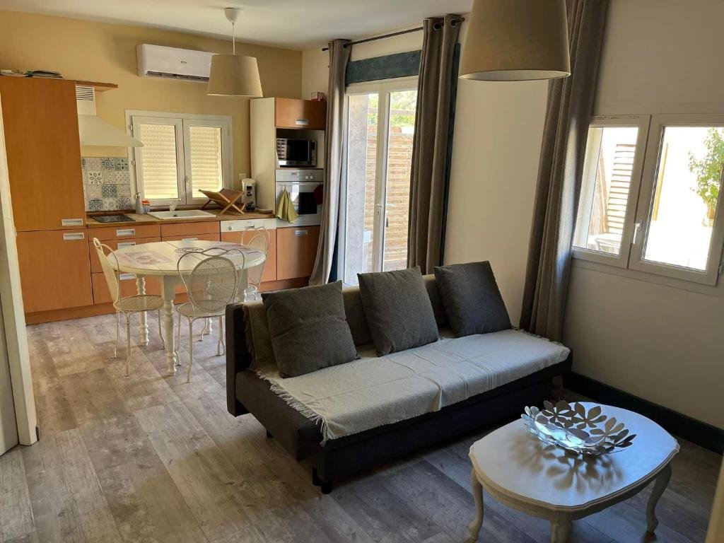 4 Bedrooms Cottage Maison de plein pied divisée en 2 appartements F3 independant, situé à Jacou, à 15km des plages, 5km de montpellier centre, attention le tarif proposé est pour un appartement si vous souhaitez louer les 2 réservez 2 hébergements