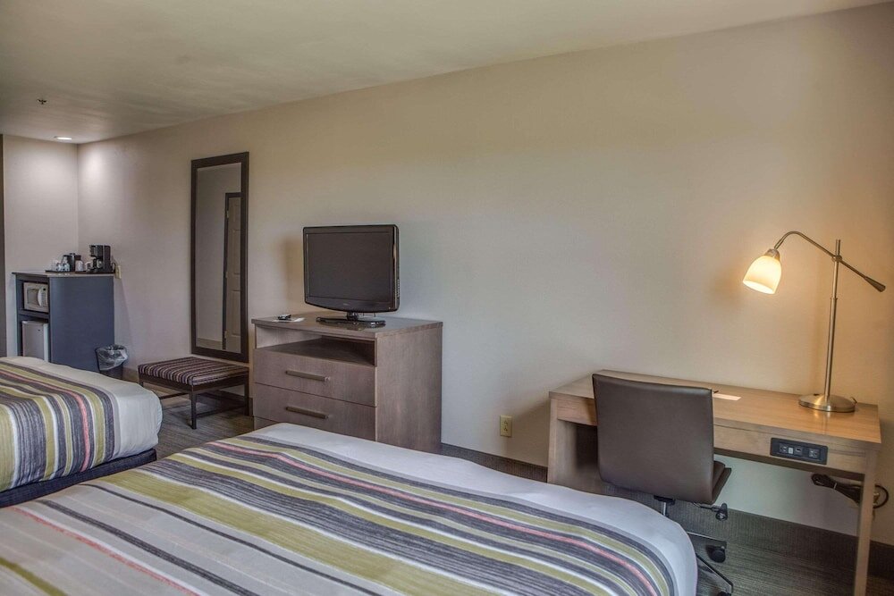Четырёхместный номер Standard Country Inn & Suites by Radisson, Harlingen, TX