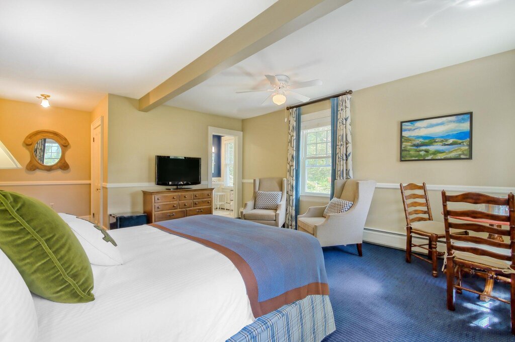 Standard Quadruple Family room Omni Bretton Arms Inn at Mount Washington Resort