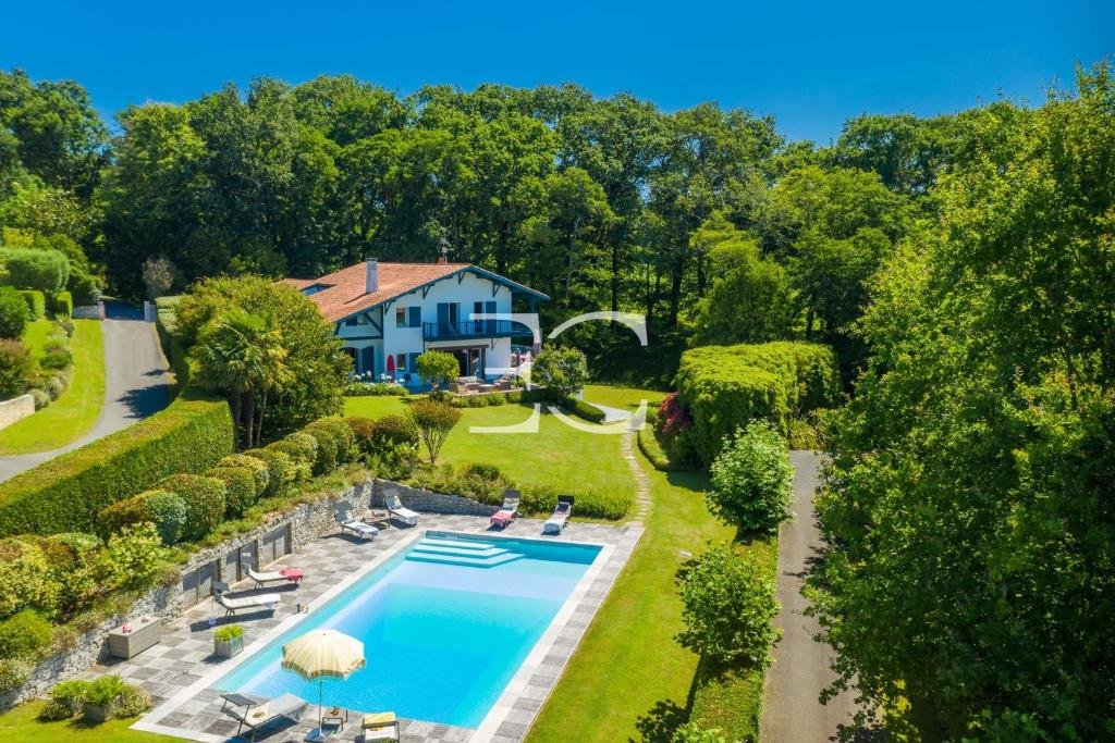 Villa Easy Clés- Splendid 8 bedrooms property & pool