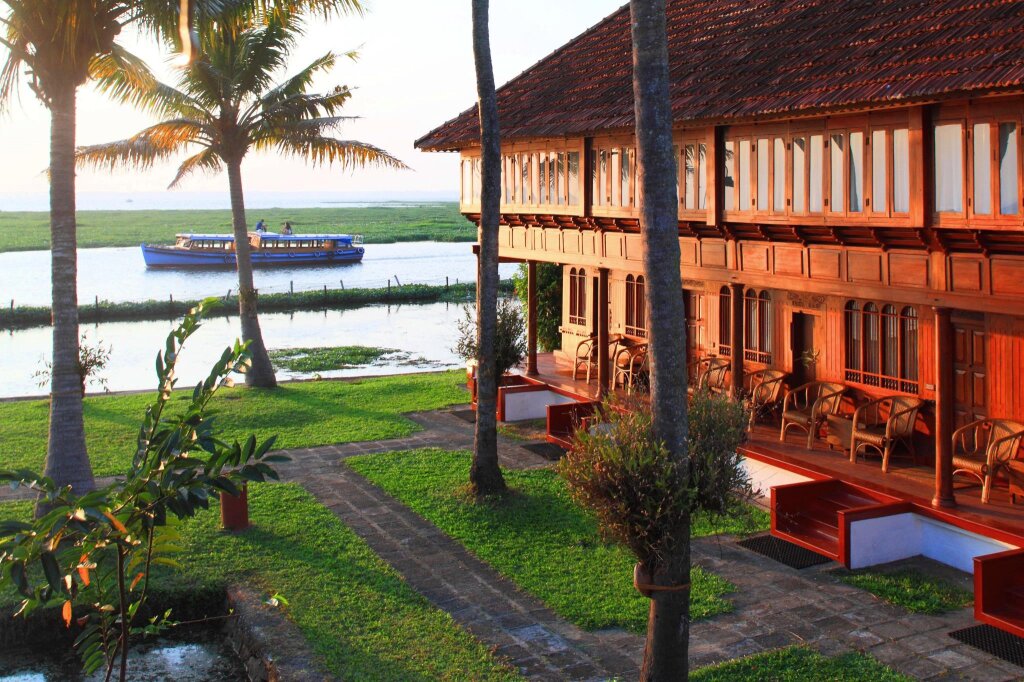 Бунгало с красивым видом из окна Coconut Lagoon Kumarakom- CGH Earth