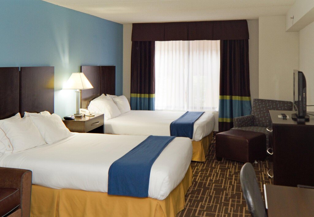 Четырёхместный номер Standard Holiday Inn Express Hotel & Suites Greenville-Downtown, an IHG Hotel