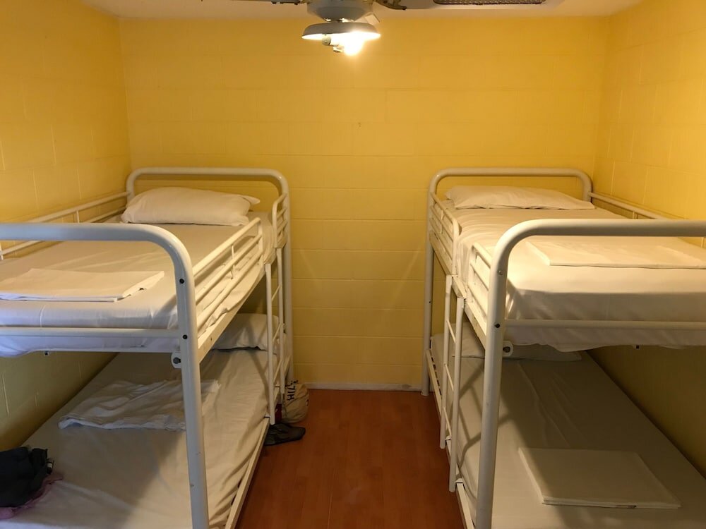 Кровать в общем номере Caloundra Backpackers