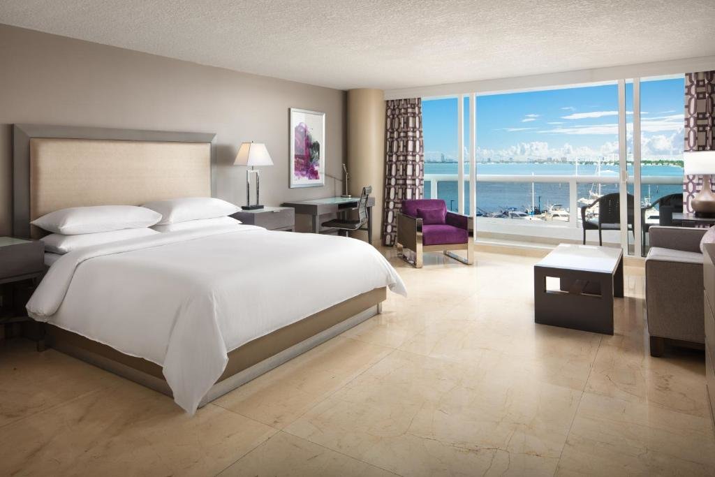 Двухместный полулюкс с балконом и с видом на залив DoubleTree by Hilton Grand Hotel Biscayne Bay