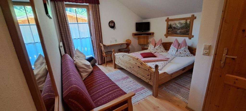 Standard Double room with mountain view BioBauernhof Fresoldhof