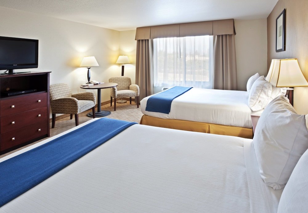 Четырёхместный номер Standard Holiday Inn Express Hotel & Suites Vancouver Mall-Portland Area, an IHG Hotel