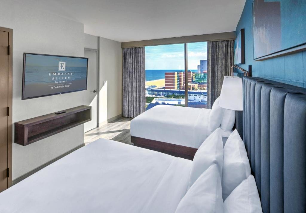 Четырёхместный люкс с 2 комнатами Embassy Suites By Hilton Virginia Beach Oceanfront Resort