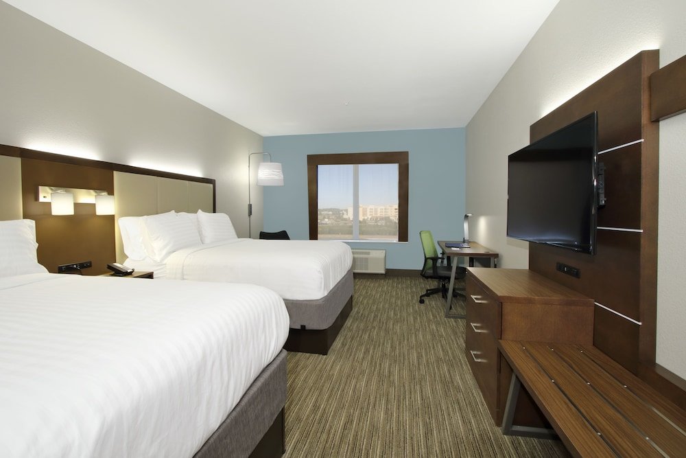 Четырёхместный номер Standard Holiday Inn Express & Suites Columbus North, an IHG Hotel