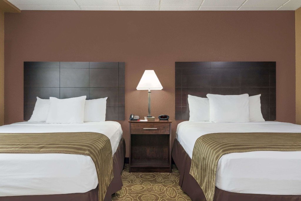 Четырёхместный номер Standard Ramada by Wyndham Paintsville Hotel & Conference Center