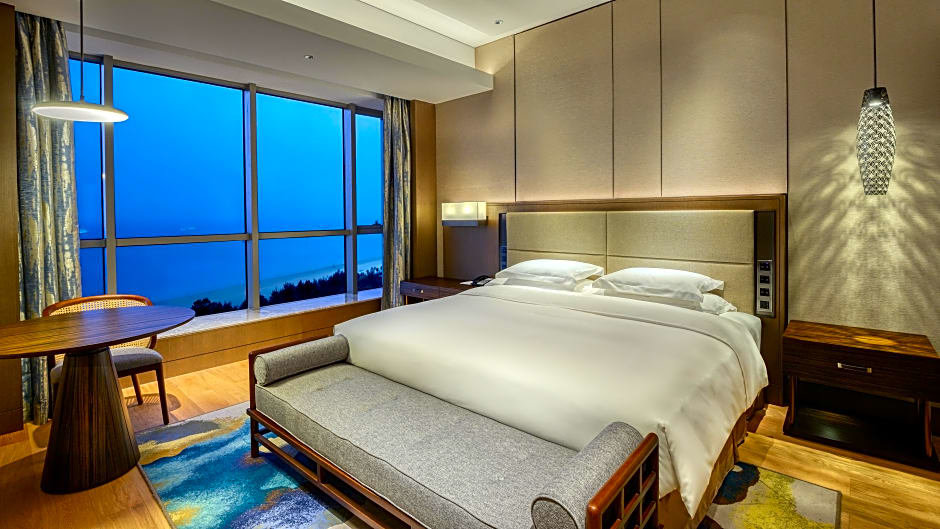Люкс c 1 комнатой oceanfront Crowne Plaza Beihai Silver Beach, an IHG Hotel