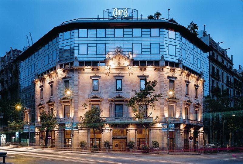 Кровать в общем номере Дуплекс Claris Hotel & Spa GL, a Small Luxury Hotel of the World