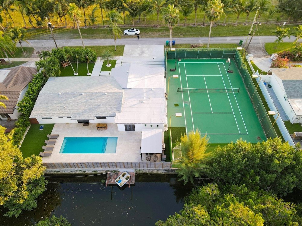 Cottage Villa Dubai - 6 BR Tennis BKB Ct Soccer Fld