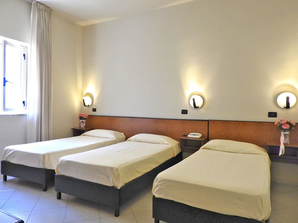 Standard Quadruple room with balcony Hotel Scigliano