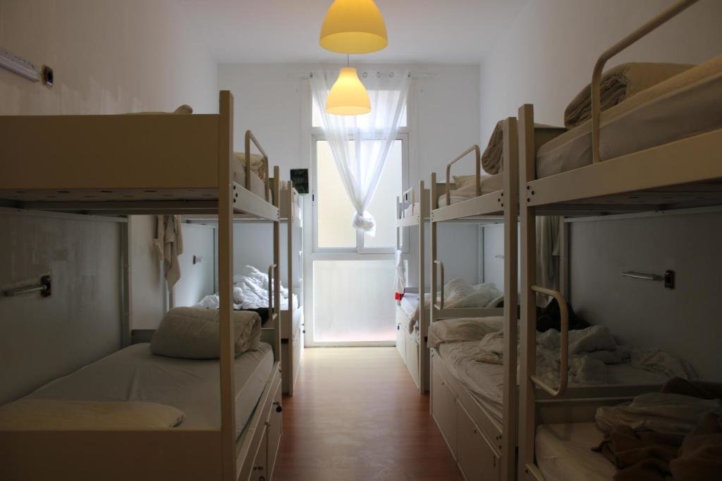 Кровать в общем номере Mediterranean Hostel Barcelona