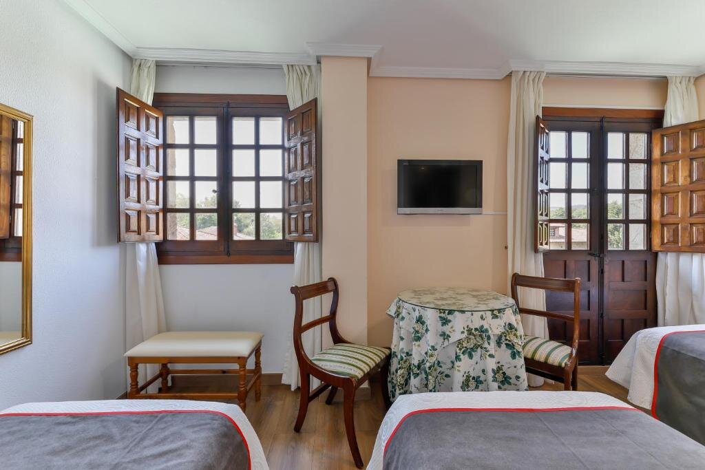 Standard Triple room Hotel Santillana