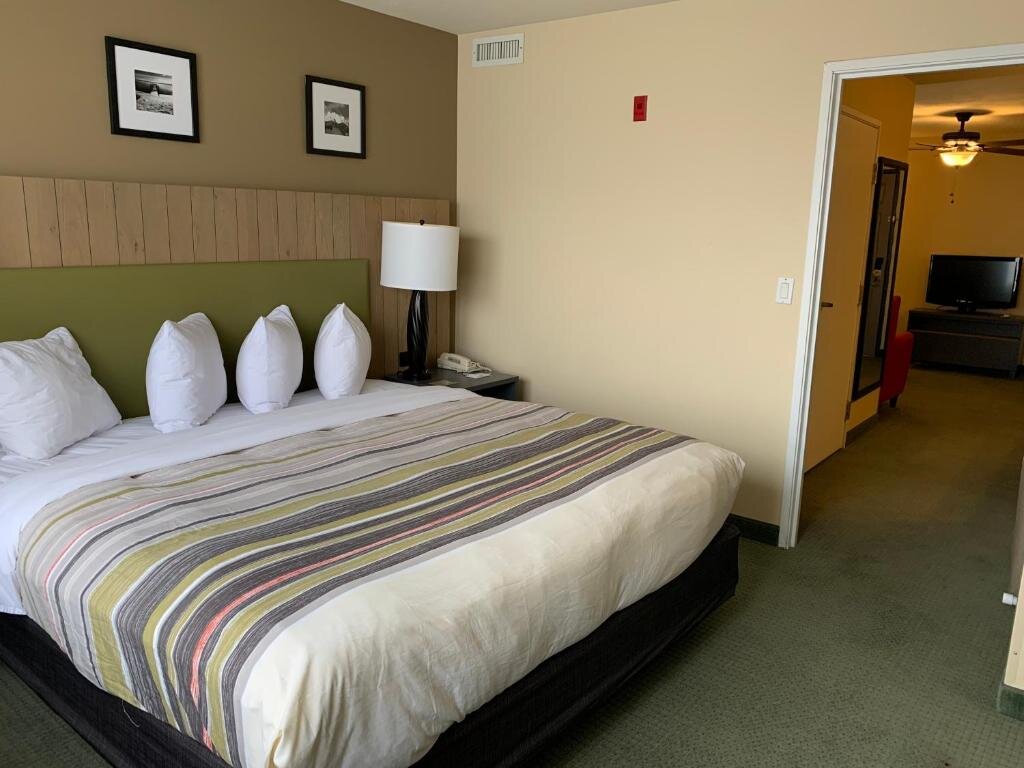 Superior room Country Inn & Suites